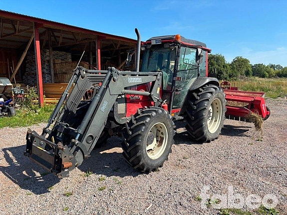 Valtra 900-4 Traktor med frontlastare