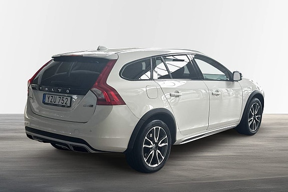Volvo V60 Cross Country 3 of 18