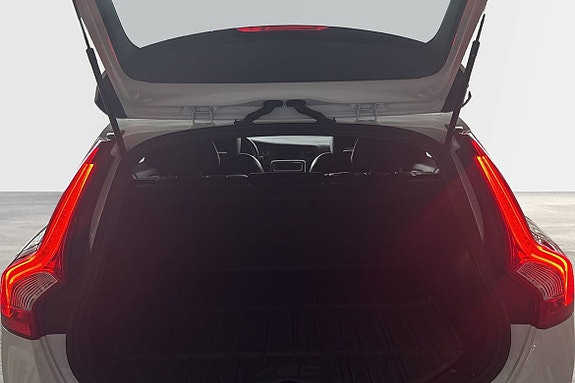 Volvo V60 Cross Country 8 of 18