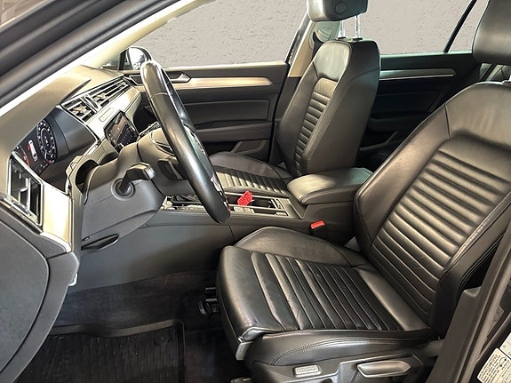 Volkswagen Passat Alltrack 2 of 13