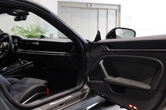Porsche 911 Carrera 4 GTS 20 of 21