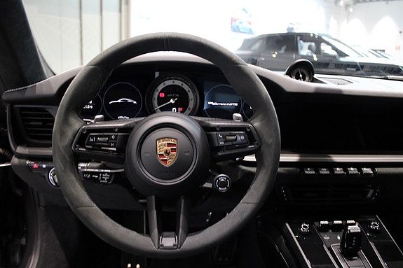 Porsche 911 Carrera 4 GTS 18 of 21