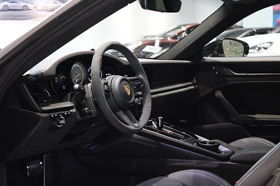 Porsche 911 Carrera 4 GTS 10 of 21
