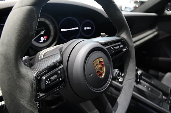 Porsche 911 Carrera 4 GTS 19 of 21
