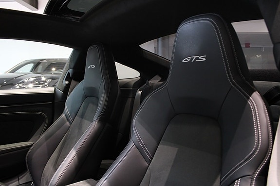Porsche 911 Carrera 4 GTS 12 of 21