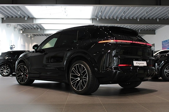 Porsche Cayenne Turbo 2 of 25