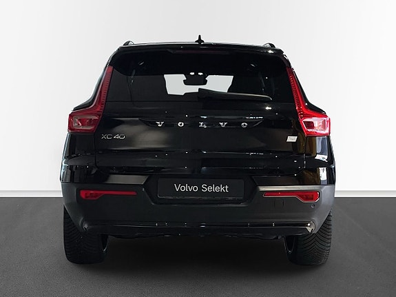 Volvo XC40 8 of 14