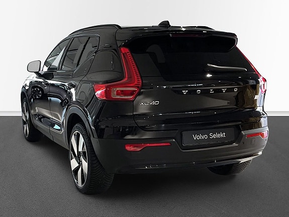 Volvo XC40 2 of 14