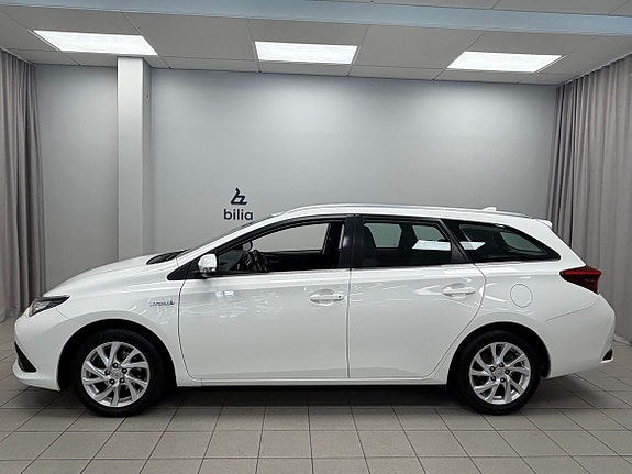 Toyota Auris 2 of 19