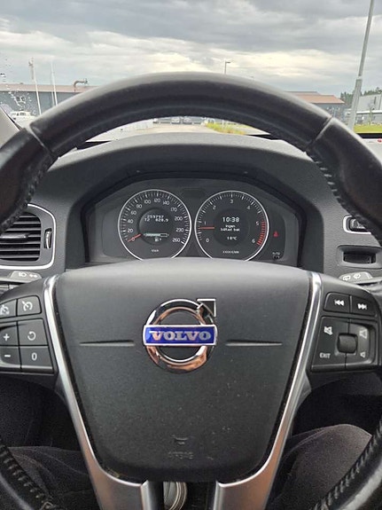 Volvo V60 2 of 7