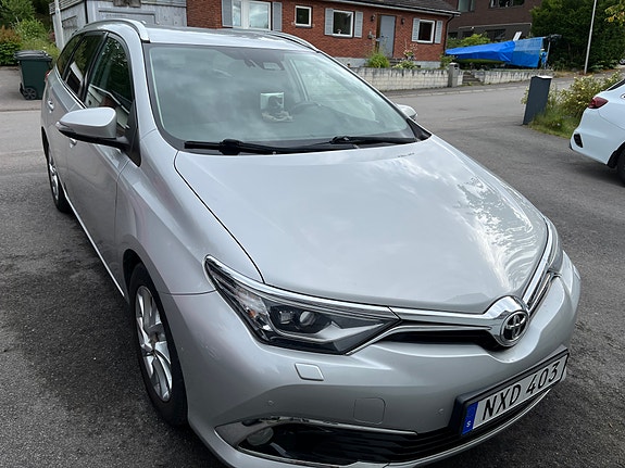 Toyota Auris 2 of 5