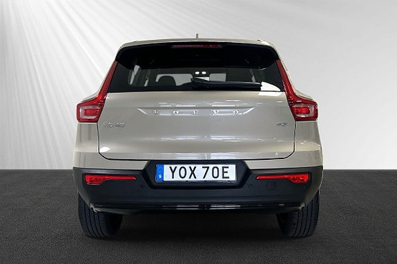 Volvo XC40 2 of 7