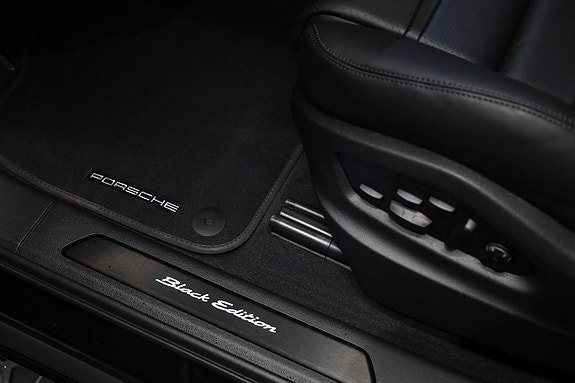 Porsche Cayenne 18 of 30