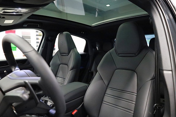 Porsche Cayenne 14 of 30