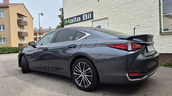 Lexus ES300h 2 of 20