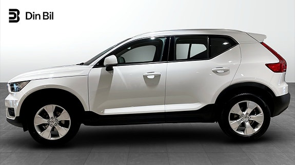 Volvo XC40 2 of 12
