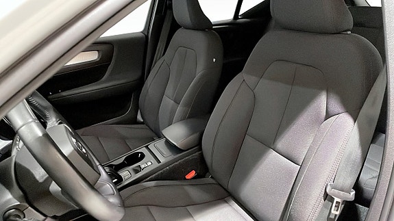 Volvo XC40 8 of 12