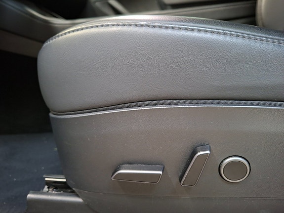 Tesla Model Y 17 of 21