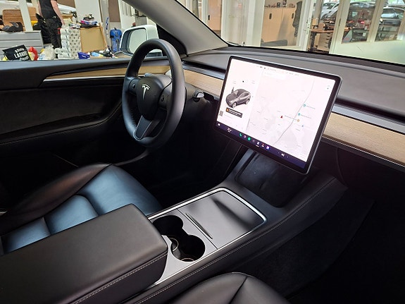 Tesla Model Y 7 of 21
