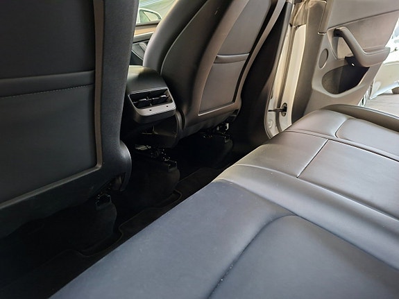 Tesla Model Y 13 of 21