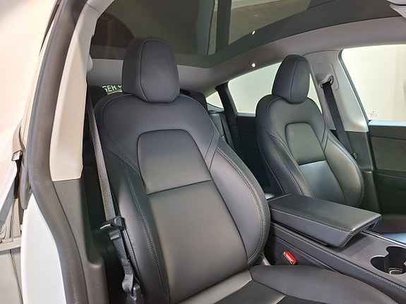 Tesla Model Y 10 of 21