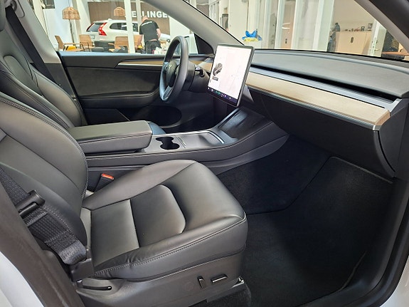 Tesla Model Y 6 of 21