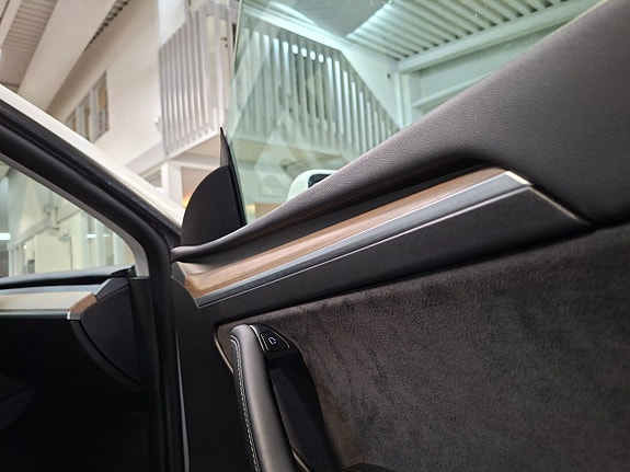Tesla Model Y 9 of 21