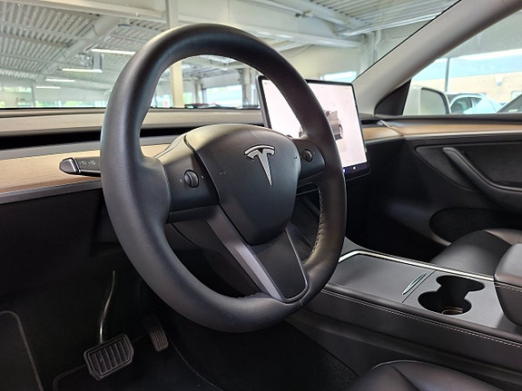 Tesla Model Y 18 of 21