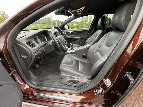 Volvo V60 Cross Country 7 of 9