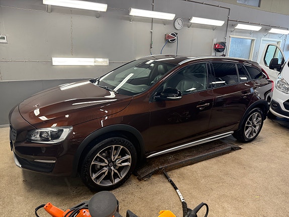 Volvo V60 Cross Country 2 of 9