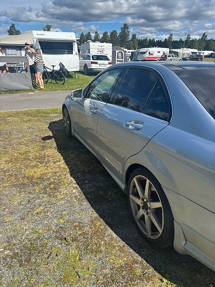 Mercedes-Benz C220 2 of 12