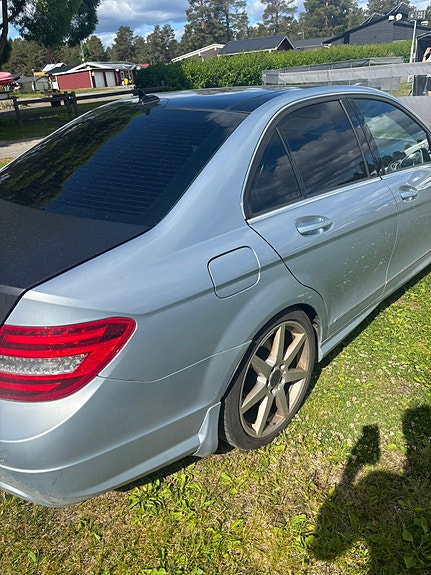 Mercedes-Benz C220 3 of 12