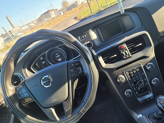 Volvo V40 2 of 6