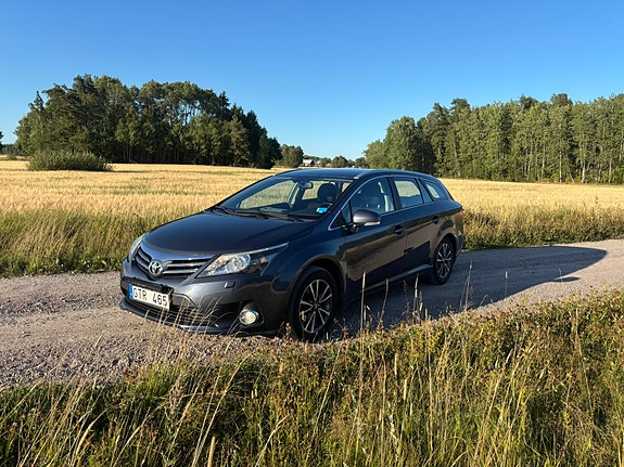 Toyota Avensis 2 of 5