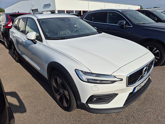 Volvo V60 Cross Country 2 of 5