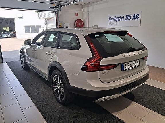 Volvo V90 Cross Country 2 of 7
