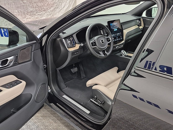 Volvo XC60 2 of 12