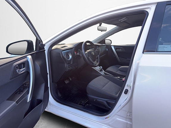 Toyota Auris 12 of 30