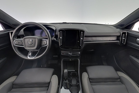 Volvo EX40 13 of 28