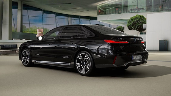 BMW i7 2 of 4