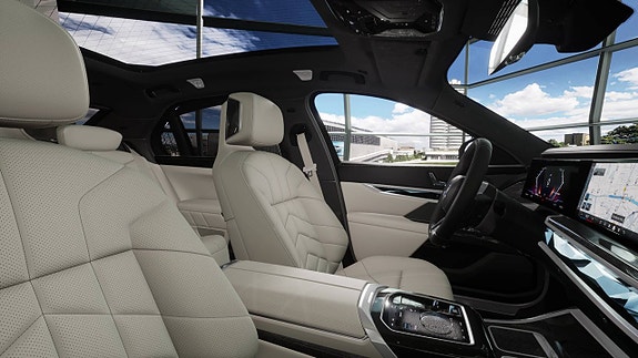 BMW i7 3 of 4