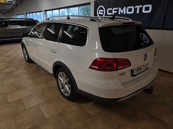 Volkswagen Passat Alltrack 4 of 12