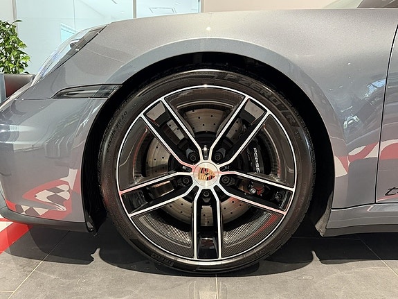 Porsche 911 Carrera GTS 24 of 24