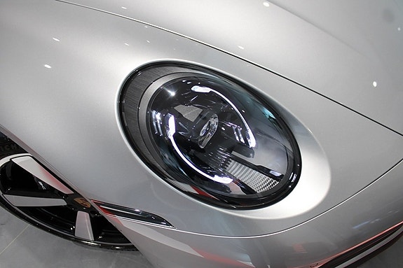 Porsche 911 Carrera 9 of 24