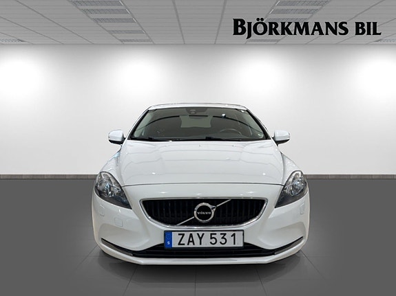 Volvo V40 2 of 14