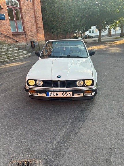 BMW 325i 2 of 9