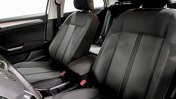 Volkswagen T-Roc 8 of 12