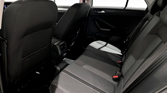 Volkswagen T-Roc 11 of 19