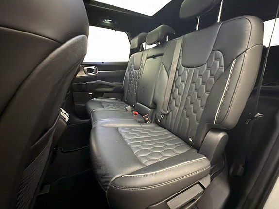 Kia Sorento 18 of 30