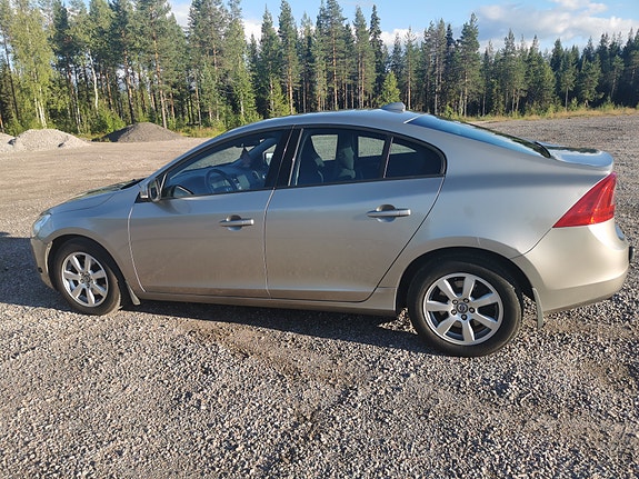 Volvo S60 2 of 9